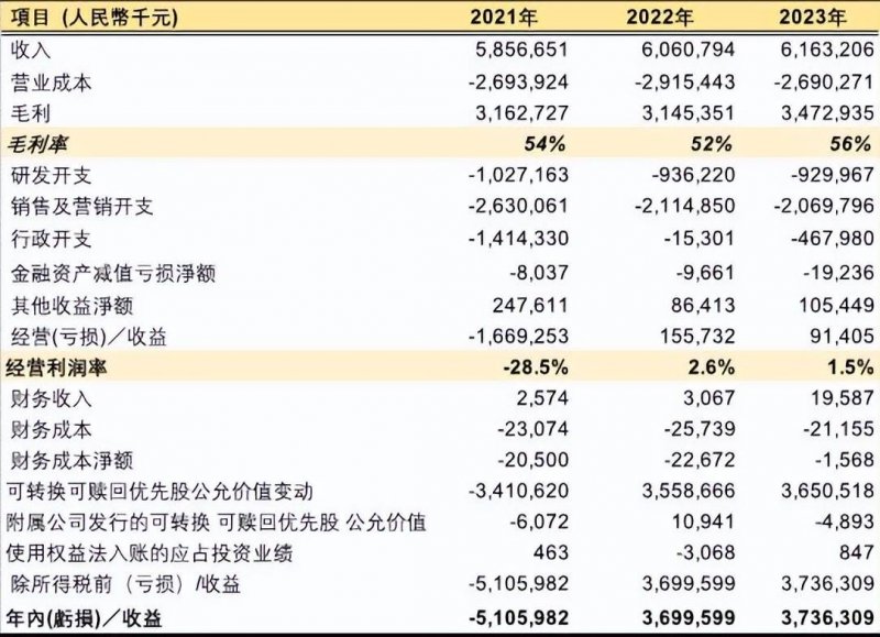 男子醉酒躺街头钱撒一地 巡防员发现后及时救助