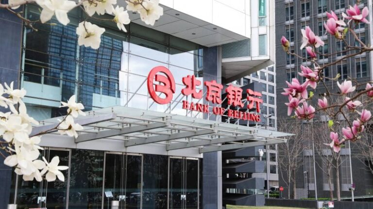 男子醉酒躺街头钱撒一地 巡防员发现后及时救助